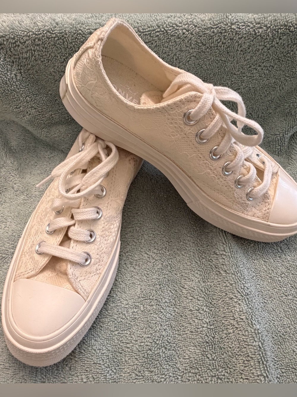 Converse Low-Top Lace Sneaker Size 6.5